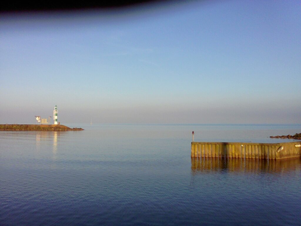 Gevoel wakker maken | "Ga rustig zitten en laat de geest zich diep ontspannen, alsof je in een diepe vijver kijkt, zuiver als kristal en blauw als de open hemel. Stel je de vijver voor als heel stil en kalm; nodig deze intense kalmerende kwaliteit uit in je lichaam. Adem haar in, en laat haar via de keel de longen in gaan; voel hoe zij het hart verwarmt en de buik ontspant. Wanneer zich geluiden voordoen, luister naar de stilte die doorgaat, terwijl het geluid zelf komt en gaat. Laat geest en lichaam die stilte binnengaan, en haar volgen als zij dieper wordt en uitdijt. Wanneer er gevoelens opkomen, geef je er dan over, terwijl je helemaal ontspant. Laat worden gaan, laat concepten gaan, laat interpretaties gaan, en word eenvoudig één met welk gevoel er ook opkomt. Versmelt met het gevoel, proef de kalmte en geniet van de stilte die geest en lichaam omhult. Geluiden komen en gaan; gedachten komen door de geest drijven als wolken door de lucht, maar de kalmte blijft. Rust in die kalmte maar toch dynamische ruimte, open voor communicatie van binnen en buiten."  geschreven door Tarthang Tulku uit het boek: "Kum Nye De betekenis van vreugde, de betekenis van zijn"